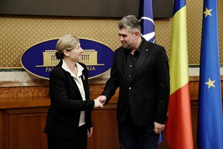 Ciolacu a discutat cu vicepreşedinta Comisiei Europene despre combaterea dezinformării şi mecanismul statutului de drept / Premierul i-a mulţumit acesteia pentru sprijinul în aderarea României la Schengen