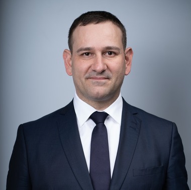 Braşov: Viceprimarul liberal al comunei Sânpetru, acuzat că şi-a pus numele pe trusourile acordate din bani publici familiilor cu nou-născuţi şi că foloseşte excavatorul Primăriei pe teren privat / Reacţia politicianului 

