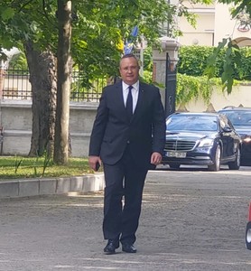 Nicolae Ciucă: De regulă, merg pe jos foarte mult, dacă este să mă deplasez de oriunde, de la Parlament / Lumea mă opreşte, ne salutăm, ne mai şi reproşează