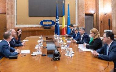 Premierul Marcel Ciolacu, discuţii cu delegaţia Deutsche Bank AG: Vrem să atragem investiţii în sectorul energetic, cu accent asupra soluţiilor verzi şi stocarea de energie, în domeniul digital şi în cel al infrastructurii