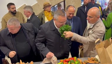 Nicolae Ciucă, Rareş Bogdan şi Lucian Bode au făcut cumpărături în piaţa din Şimleu Silvaniei / Ciucă a cumpărat fasole, iar Rareş Bogdan a cumpărat legume - FOTO, VIDEO
