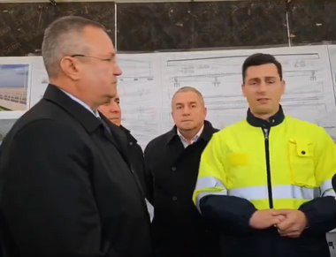 Ciucă, în vizită pe şantierul podului peste Tisa: E vorba de ceea ce facem noi de aici pentru comunitatea românească din Ucraina şi este absolut necesar să finalizăm şi să gândim şi alte proiecte pentru această strângere a legăturii între cele două ţări

