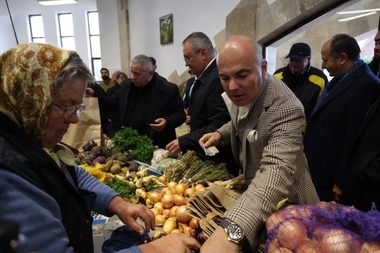 Rareş Bogdan, după ce a mers cu ceasul Rolex la piaţă: Eu sunt un om asumat, de asta îmi permit să port şi ceasuri de care vreau eu şi costume, eu nu mă duc în salopetă / Am ceasuri în declaraţia de avere de 200.000