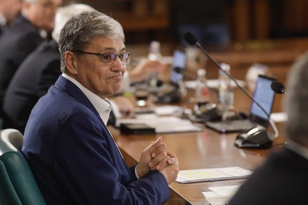 Ministrul Finanţelor Marcel Boloş nu va participa la „Ora Guvernului”, în plenul de luni al Camerei Deputaţilor 