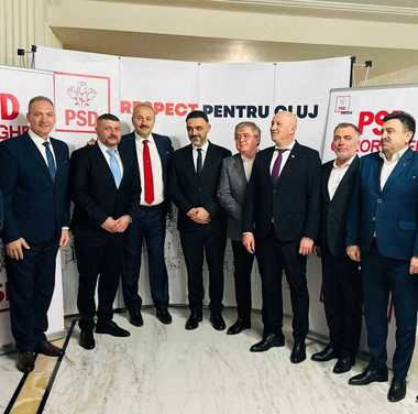 Dezbatere cu fast cu tema „Social-democraţia în comunitate” la un hotel de cinci stele din Cluj. Meniul avea antet cu sigla partidului şi a inclus creveţi, ruladă de curcan, vită Stroganoff şi muşchiuleţ de porc
