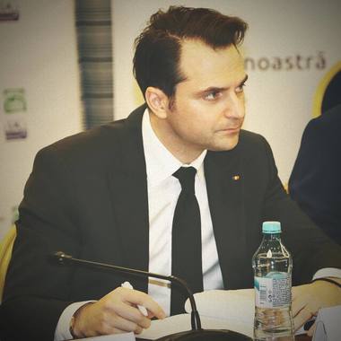 Sebastian Burduja, după o întâlnire cu operatorii principali de pe piaţa staţiilor de încărcare a vehiculelor electrice: Îmi doresc un sector coerent / Aplicaţie digitală performantă, care integrează toate staţiile disponibile în locuri publice

