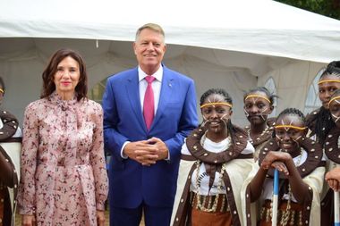 Iohannis, alături de soţia sa, la Şcoala de fete Uthiru: E un mare privilegiu să fii preşedinte şi să fii un fel de supraveghetor al insituţiilor democratice. Aceasta e partea frumoasă. Cealaltă parte este că timpul nostru liber împreună s-a diminuat