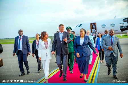 Preşedintele Klaus Iohannis a sosit în Tanzania, urmând ca vineri să fie primit de şeful statului, Samia Suluhu Hassan, iar sâmbătă va merge în Zanzibar / Iohannis are programată şi o vizită în Stone Town,  înscris în patrimoniul UNESCO - FOTO