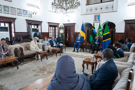 Klaus Iohannis, primit de preşedintele Zanzibarului, Hussein Mwinyi: Putem consolida cooperarea noastră în domenii precum educaţie, turism, agricultură, silvicultură, biodiversitate, IT&C, cultură şi management al situaţiilor de urgenţă - FOTO