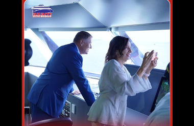 Iohannis în Africa - Imagini de pe nava cu care a mers în Zanzibar/Ritual inedit în care un grup de tineri aruncă în apă portretele cuplului Iohannis/Ghid: I-a spus preşedintelui nostru că vrea să viziteze zona de scufundare, iar noi i-am făcut o surpriză