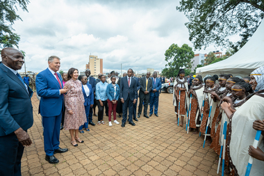 Preşedintele Iohannis ajunge în Senegal, ultima etapă a turneului său african. Marţi vizitează Asociaţia pentru protejarea copiilor cu deficienţe mintale, miercuri merge în Insula Gorée, aflată în patrimoniul UNESCO, joi e primit de omologul senegalez