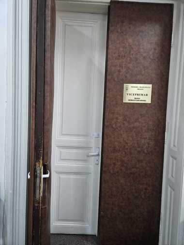 Viceprimarul Braşovului, Sebastian Rusu, reclamă că şi-a găsit biroul din Primărie sigilat, după ce fusese anunţat printr-un e-mail că primit atribuţii legate de un cimitir şi că i se va aloca un birou în cimitir - FOTO
