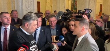George Simion, schimb de replici cu Marcel Ciolacu, pe holurile Parlamentului / Liderul AUR i-a oferit premierului cartea „Harry Potter” / Simion: Am auzit că şi-a luat BAC-ul mai târziu - VIDEO