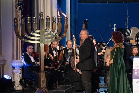 Nicolae Ciucă, la ceremonia de aprindere a primei lumânări de Hanuka: Sărbătoarea din acest an este umbrită de tragedia atacurilor grupării teroriste Hamas