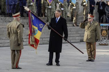 Iohannis, la învestirea lui Gheorghiţă Vlad ca Şef al Statului Major al Apărării: Vă revine responsabilitatea de a continua procesul de adaptare a Armatei la noile provocări şi de a menţine un nivel ridicat de pregătire pentru luptă a forţelor - FOTO