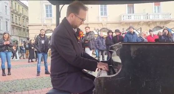 Primarul Timişoarei, Dominic Fritz, a cântat la pian ”Deşteaptă-te, române!”, de Ziua Naţională/ ”Pe unitate - nu pe uniformitate - s-a clădit ţara noastră, România” - FOTO, VIDEO
