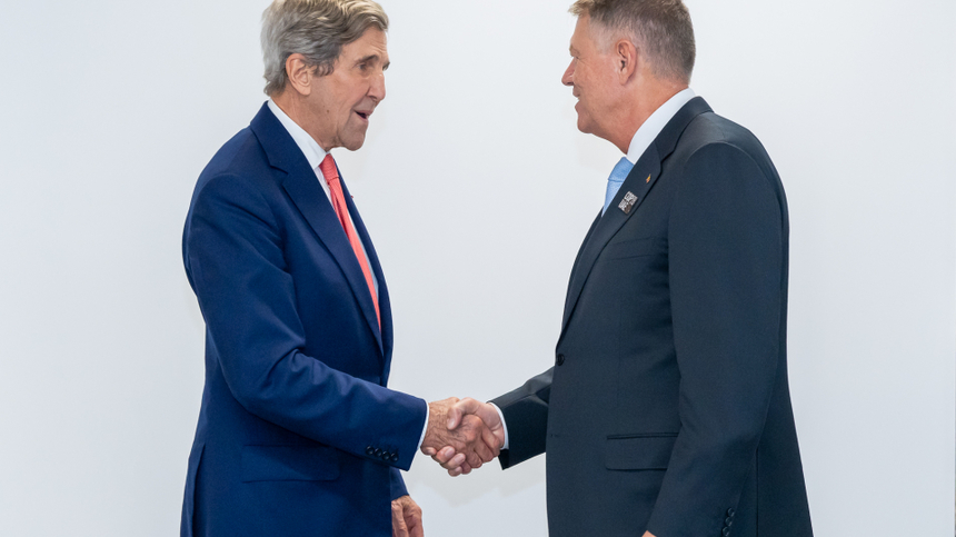 Klaus Iohannis, întrevedere cu John Kerry, reprezentantul special al preşedintelui SUA pentru climă, în marja participării la COP28 din Dubai