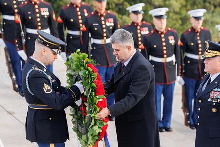 Premierul Marcel Ciolacu: Azi am depus o coroană de flori la Cimitirul Eroilor Arlington din Washington, onorând sufletele eroilor curajoşi care au apărat libertatea şi au luptat cu abnegaţie pentru viitorul naţiunii lor