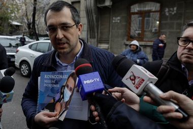 UPDATE - Ancheta privind achiziţiile de vaccinuri din pandemie - Fostul ministru al Sănătăţii Vlad Voiculescu, la DNA: Nicio decizie importantă nu era luată de domnul Cîţu fără domnul preşedinte / Fostul ministru, urmărit penal de DNA