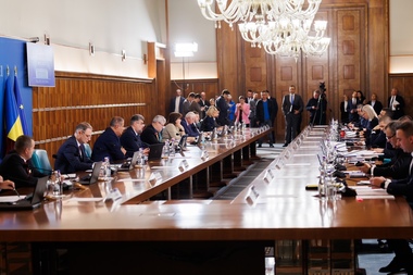 Proiectul bugetului pe 2024 urmează să fie pus în transparenţă publică / Exclusă majorarea salariilor demnitarilor, rămâne o creştere de 5% pentru funcţionarii publici - surse
