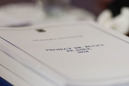 UPDATE - Ciolacu, la începutul şedinţei de Guvern care a fost amânată 9 ore: O să facem un buget noaptea ca hoţii / Salariul minim, 3.700 de lei de la 1 iulie / Bugetul a fost aprobat  - VIDEO