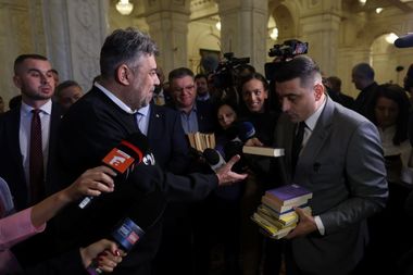 Dispută Ciolacu-Simion - Ciolacu: Cât timp mai doriţi să spuneţi neadevăruri despre mine şi familia mea? S-ar putea să mă decid şi eu să spun adevăruri despre dumneavoastră / Simion: Să spună tot ce ştie despre familia mea - că tata e dependent de alcool