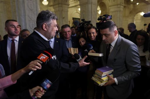 Dispută Ciolacu-Simion - Ciolacu: Cât timp mai doriţi să spuneţi neadevăruri despre mine şi familia mea? S-ar putea să mă decid şi eu să spun adevăruri despre dumneavoastră / Simion: Să spună tot ce ştie despre familia mea - că tata e dependent de alcool