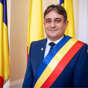 Primarul din Alba Iulia: Am acceptat susţinerea PNL pentru că e capabil să implementeze o viziune care să continue dezvoltarea municipiului / Pleşa spune că „polul de centru dreapta” USR, PMP şi Forţa Dreptei nu va coagula alegătorii