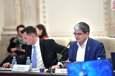 Continuă dezbaterile pe proiectul bugetului de stat pe 2024 în Parlament, marţi după-amiază ar urma să intre în plenul reunit / Votul final, aşteptat miercuri