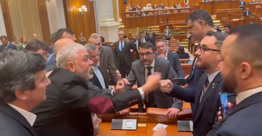 Parlamentul reia miercuri dezbaterile pe bugetul de stat pe 2024, după scandalul de marţi seară / Peste 20.000 de amendamente depuse / AUR spune că îşi asumă să blocheze tribuna Parlamentului, dacă coaliţia nu majorează salariile profesorilor cu 40%