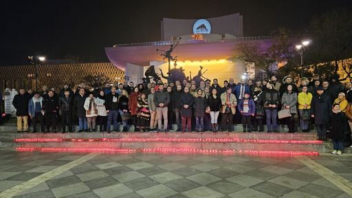 Peste 600 de lumânări, aprinse pe treptele din Piaţa Universităţii în memoria eroilor din Decembrie 1989 - FOTO