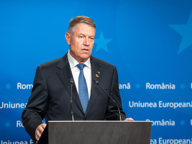 Iohannis: Dosarul Revoluţiei nu are încă un deznodământ, iar această situaţie pătează memoria celor care au luptat şi şi-au dat viaţa pentru libertatea noastră/ Exercitarea dreptului de vot este o datorie faţă de memoria lor, dar şi o responsabilitate 