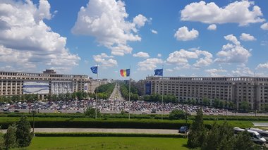 Deputatul Cristian Buican (PNL) cere conducerii Camerei Deputaţilor să fie alocat un singur ecuson de acces auto pentru parcarea din faţa Parlamentului, din 2024, după ce deputaţii s-au plâns că acolo sunt parcate autoturisme care nu îi deservesc pe aleşi