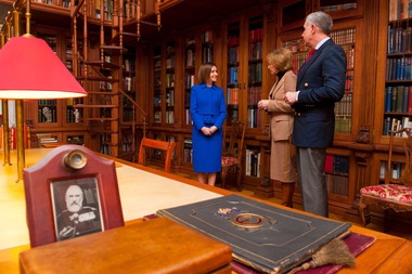 Maia Sandu, întâlnire cu Majestatea Sa Margareta Custodele Coroanei şi cu Principele Radu / Ea a plantat şi un stejar pe aleea Stejarilor Bătrâni din parcul domeniului regal - FOTO