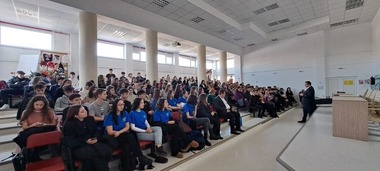 Eugen Tomac: Dialogul cu tinerii este cel mai important dacă ne dorim o generaţie care să ne apere ţara

