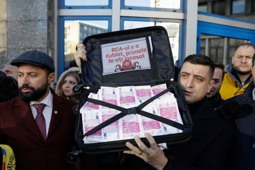 UPDATE - AUR, miting de protest faţă de creşterea necontrolată a preţurilor RCA, la sediul Autorităţii de Supraveghere Financiară / George Simion: Conducerea ASF are datoria de a veni în faţa Parlamentului - FOTO