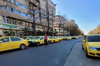 Discuţii la Guvern cu reprezentanţii taximetriştilor şi transportului alternativ, în contextul protestelor declanşate de aceştia / Se solicită modificarea legislaţiei