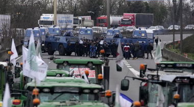 Iohannis: Fermierii români au, în esenţă, aceleaşi probleme ca şi fermierii din Franţa, din Belgia, din Germaia, din Italia / Culoarele Solidarităţii nu afectează agricultura din România / Dacă este nevoie, sigur, Guvernul va institui controale mai ferme