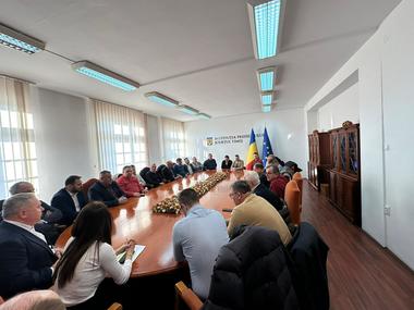 Peste 20 de primari PNL au cerut explicaţii prefectului social-democrat de Timiş, după ce acesta a atacat în instanţă o hotărâre de Consiliu Judeţean privind repartizarea sumelor din fondul pus la dispoziţia CJT şi a celor defalcate din TVA

