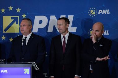 Ciucă: Nu a fost cazul să-i cer lui Iulian Dumitrescu să demisioneze. Am avut o discuţie şi a fost fără echivoc. E normal să îl lăsăm pe cel aflat în situaţia respectivă să ia propria decizie. Şi a luat-o / Ce spune despre sumele cheltuite de Dumitrescu

