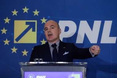 Rareş Bogdan: Coaliţia va rezista/ România are nevoie de un guvern stabil, cu o majoritate calificată în Parlament şi, oricât de mult nu ne-am iubi noi, liberalii, cu socialiştii, suntem nevoiţi să convieţuim împreună şi să guvernăm România împreună
