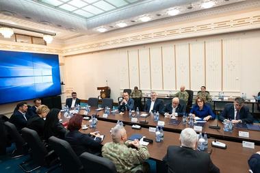 Preşedintele comisiei de apărare din Senat, Nicoleta Pauliuc: Nu există niciun motiv de panică. Nu se va da nicio lege, nu va face niciun român stagiu militar obligatoriu, nu vom fi luaţi cu arcanul sa mergem în armată