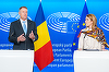Klaus Iohannis: Patru runde de alegeri este foarte mult. Eu nu sunt împotriva unor comasări de alegeri, dacă se face bine, dacă se organizează din timp şi se anunţă, este o metodă de a reduce numărul de scrutine