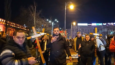 UPDATE - Protest AUR cu sicriu, cruci şi marş funerar, în Bucureşti, împotriva comasării alegerilor / Manifestări şi în ţară / Reacţia PSD: ”Nu primim bătăuşi”, ”Zero legi, doar violuri” / AUR afirmă că 10.000 de oameni au participat