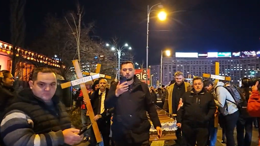 UPDATE - Protest AUR cu sicriu, cruci şi marş funerar, în Bucureşti, împotriva comasării alegerilor / Manifestări şi în ţară / Reacţia PSD: ”Nu primim bătăuşi”, ”Zero legi, doar violuri” / AUR afirmă că 10.000 de oameni au participat