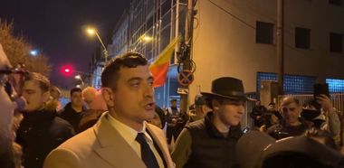 UPDATE - George Simion, la protestul AUR de la Timişoara: Dacă ei vor să omoare democraţia în România, atunci mesajul nostru este că mergem până la capăt ca la Timişoara 1989 / Reacţia PSD - FOTO / VIDEO