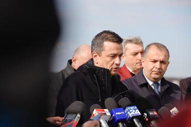 Sorin Grindeanu: Există un volum foarte mare de muncă la cei de la CNAIR, pe despăgubiri, eu i-am rugat să-şi mărească numărul de personal / În momentul în care tu vii şi construieşti autostrada pe pământul meu, vreau să îmi primesc banii