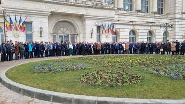 AUR: Peste 150 de primari, viceprimari, consilieri locali şi judeţeni din PNL şi PSD au venit alături de noi, în semn de protest faţă de negocierile pentru comasarea alegerilor / Protest anunţat şi în faţa Autorităţii Electorale Permanente