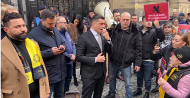 Protest AUR la sediul AEP, faţă de comasarea alegerilor. Toni Greblă, către George Simion: Dacă mă întrebaţi din ce ştiu în spaţiul public, cred că partidele de la guvernare au renunţat la această idee a comasării