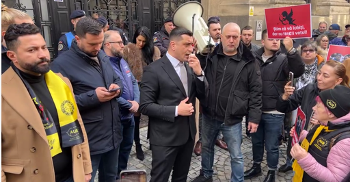 Protest AUR la sediul AEP, faţă de comasarea alegerilor. Toni Greblă, către George Simion: Dacă mă întrebaţi din ce ştiu în spaţiul public, cred că partidele de la guvernare au renunţat la această idee a comasării